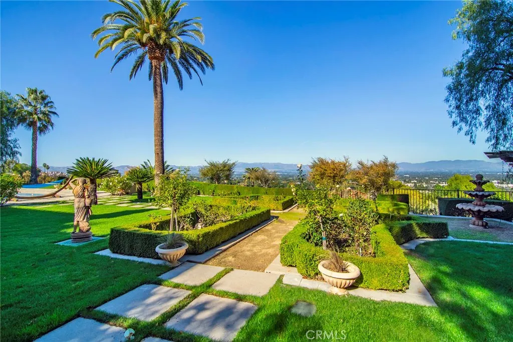 18933 La Montana Place, Tarzana, California 91356 home-pic-65